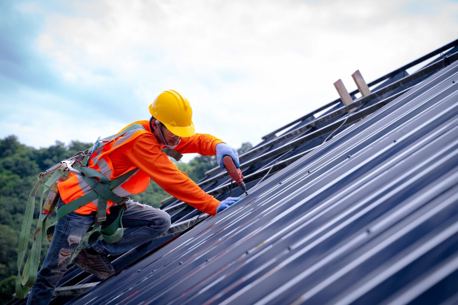 Roofers vs Metal Roofers: Which Specialist Do You Need for Your Project?